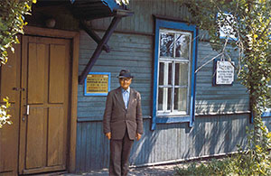 Илья Георгиевич Мироманов у входа в музей