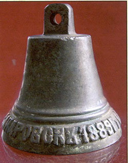 Колокольчик, сделанный каторжанами, с надписью «Пост Александровск 1889 г»