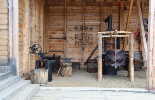Блок №2 «Стойло» Кузня с горном и принадлежностями для подковки лошадей и мелкого ремонта телег и сбруи