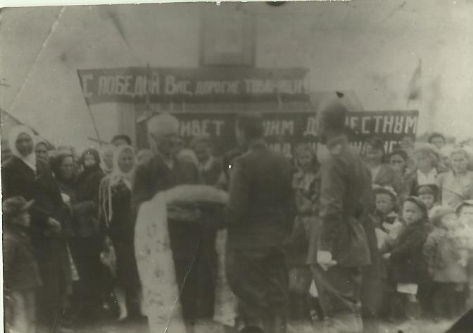 (Групповая) Встреча освободителей Южного Сахалина в Победино (станция Котон). Август 1945г